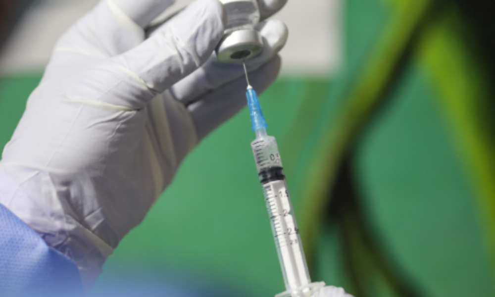 Ministerul Sănătății informează că noul vaccin anti-Covid produs de Pfizer este acum disponibil și pentru persoanele care se imunizează.