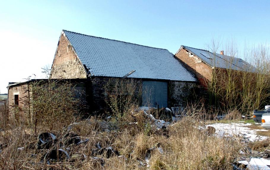 Casa ororilor unde două fetițe de 8 ani au fost lăsate să moară de foame, după ce au fost violate de criminalul în serie Marc Dutroux, demolată.
